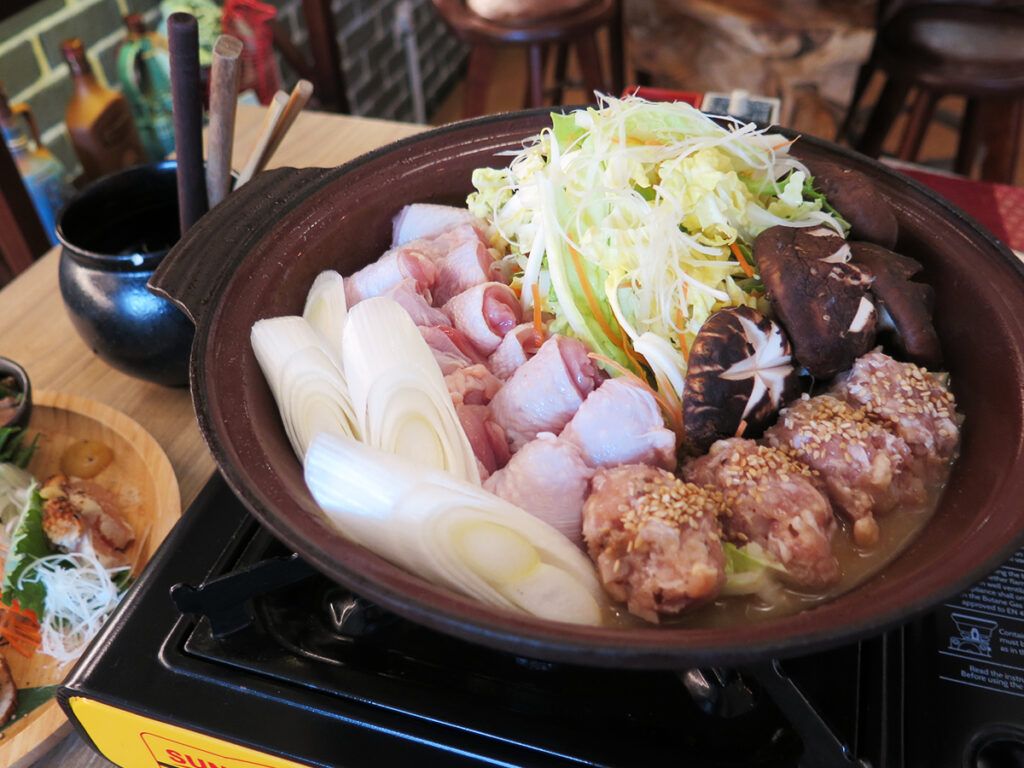 水炊き鍋　焼き鳥　サバ―　日本酒　居酒屋