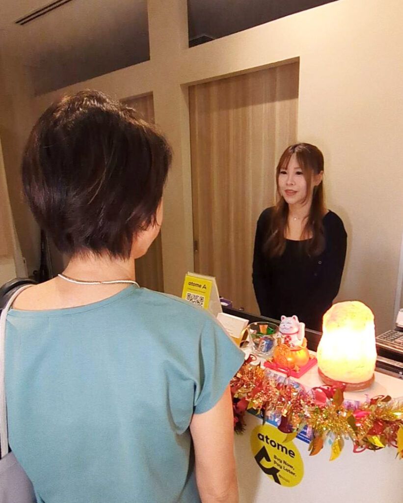 カゼヒカル　フェイシャル　マッサージ　スパ　シンガポール　女性