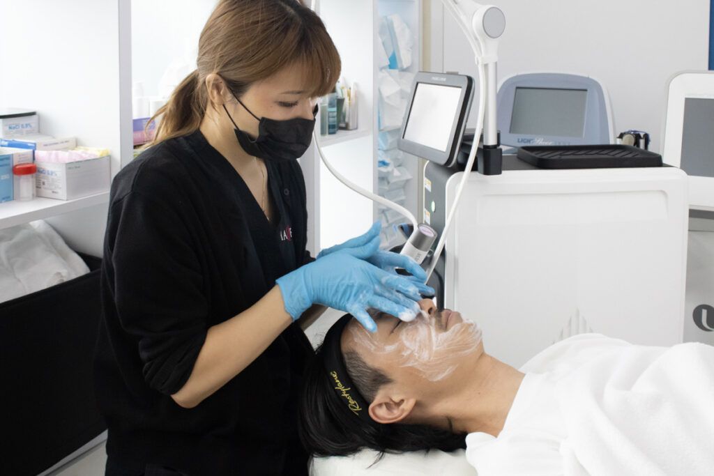 忙しいビジネスマンが若々しさを保つための美容ケアを受ける様子