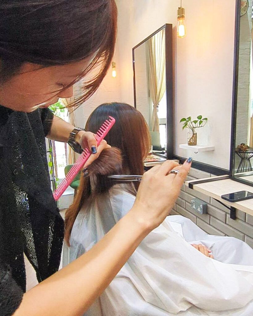 トリートメント後の髪をカットで整えるMikiさん。軽やかなレイヤーを加えて、動きのある美しいシルエットに。