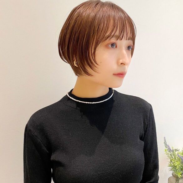 Japanese hair salon in Singapore SENTTEN — natural light interior with calm and elegant atmosphere｜シンガポールの日本人美容師サロンSENTTEN。自然光が差し込む落ち着いた雰囲気の店内。