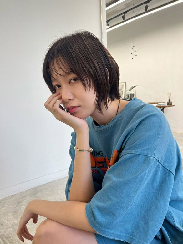 Japanese hair salon in Singapore SENTTEN — natural light interior with calm and elegant atmosphere｜シンガポールの日本人美容師サロンSENTTEN。自然光が差し込む落ち着いた雰囲気の店内。