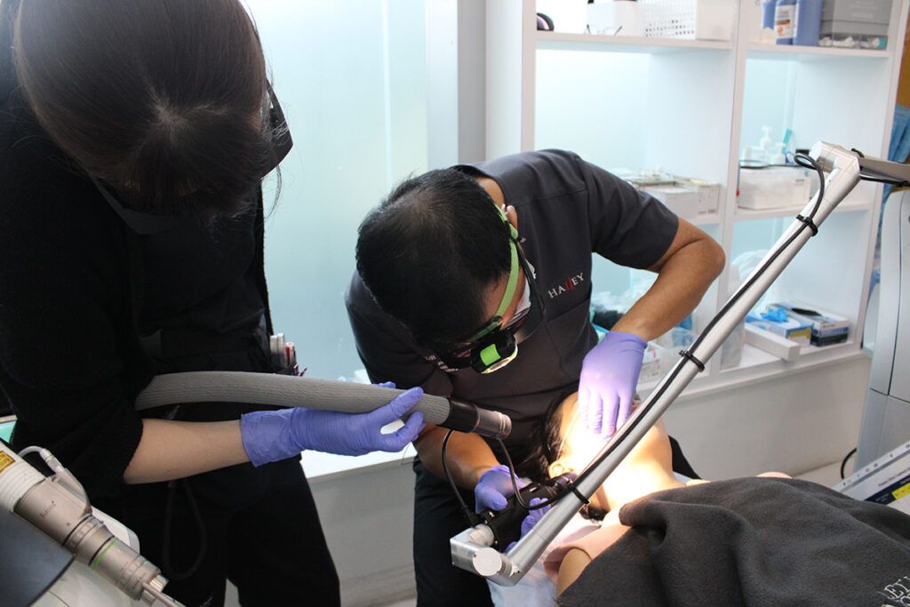 施術後に行われるクーリングマスクとエクソソーム導入ケア。肌の赤みを鎮め、潤いを与えてしっとりと整える様子。」