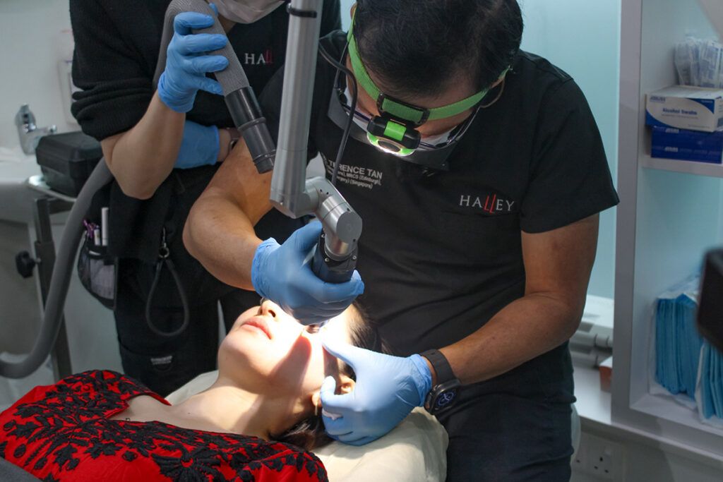 シンガポール・オーチャードゲートウェイにあるHalley Medical Aesthetics外観。明るく洗練された雰囲気の美容クリニック。