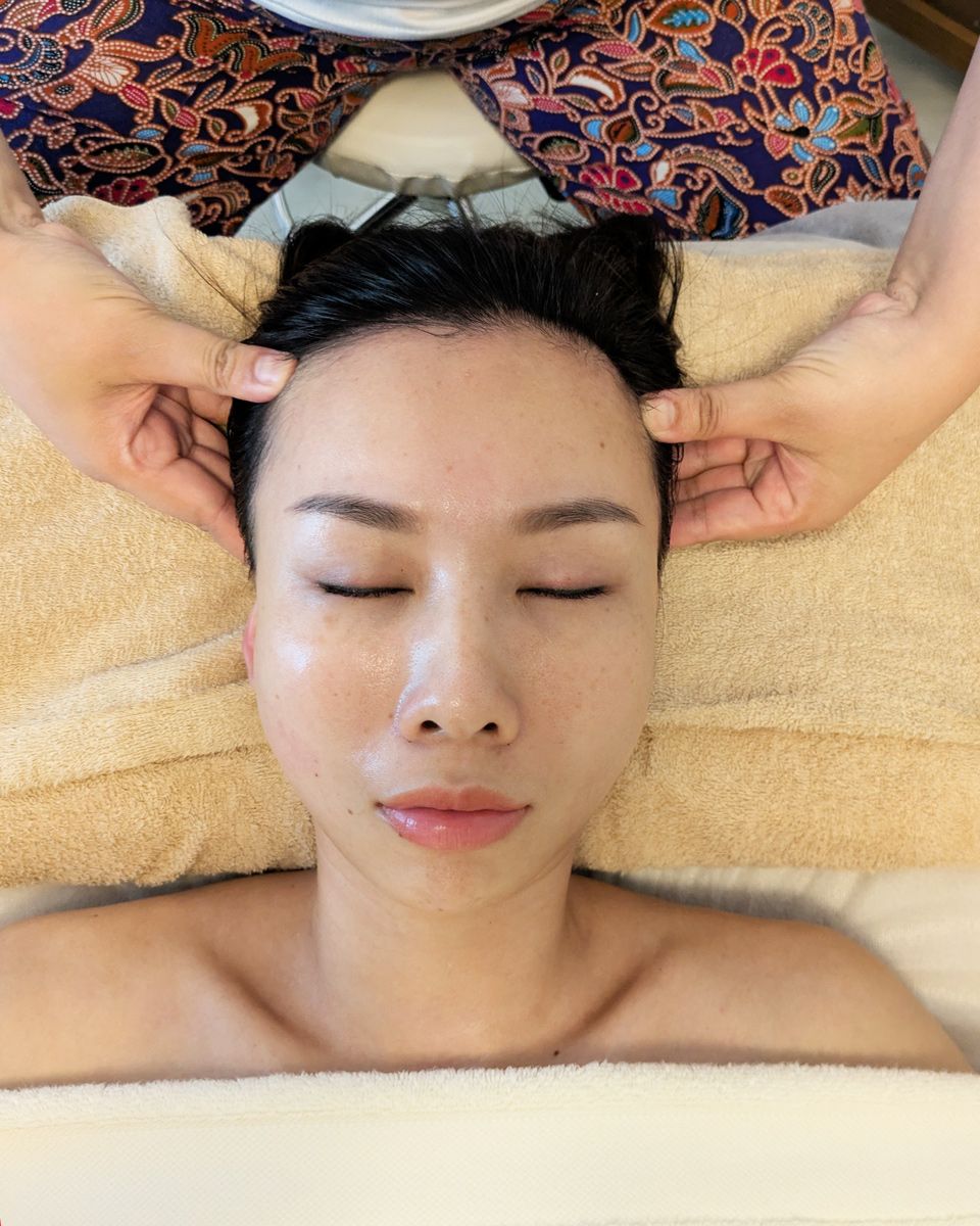 Nadesico_04_011 心地よい手技でお肌を整え、リラックスした表情のお客様の様子を描写。