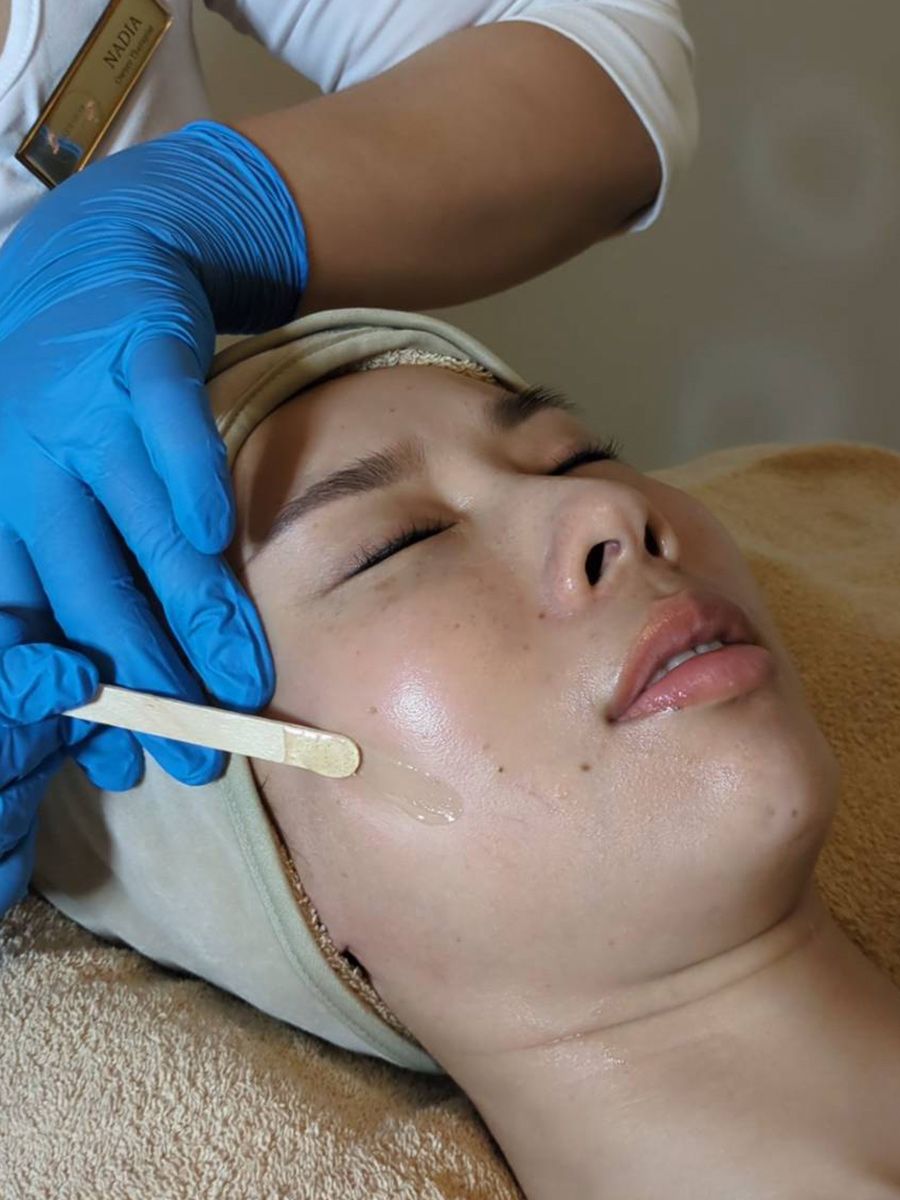 Nadesico_04_014 心地よい手技でお肌を整え、リラックスした表情のお客様の様子を描写。