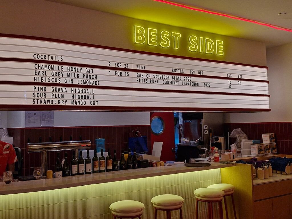 クラフトビールのドラフトタップが並ぶカウンター