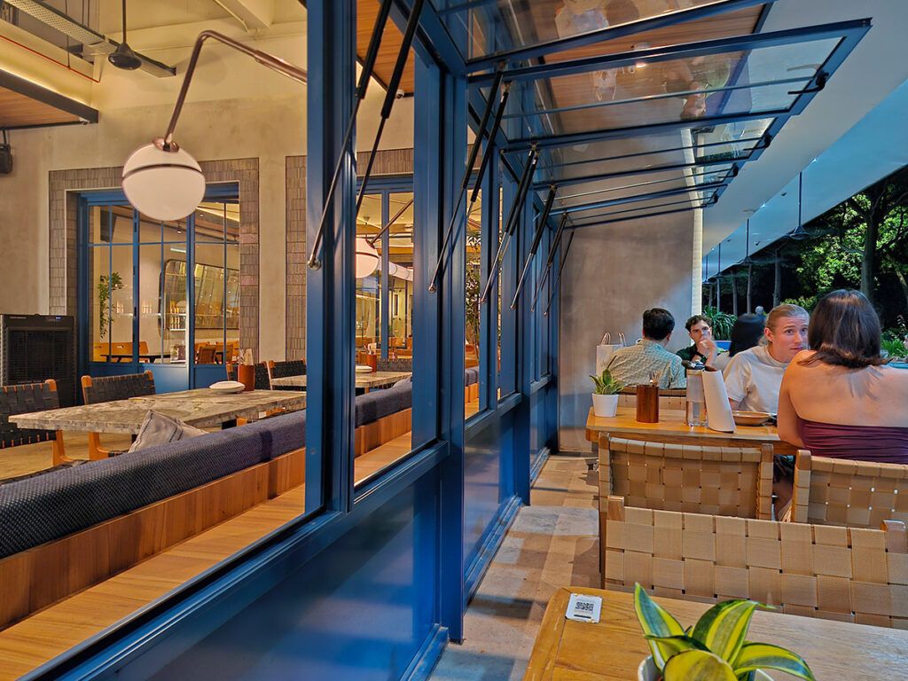 ビーチ近くのテラス席。開放感のあるロケーション