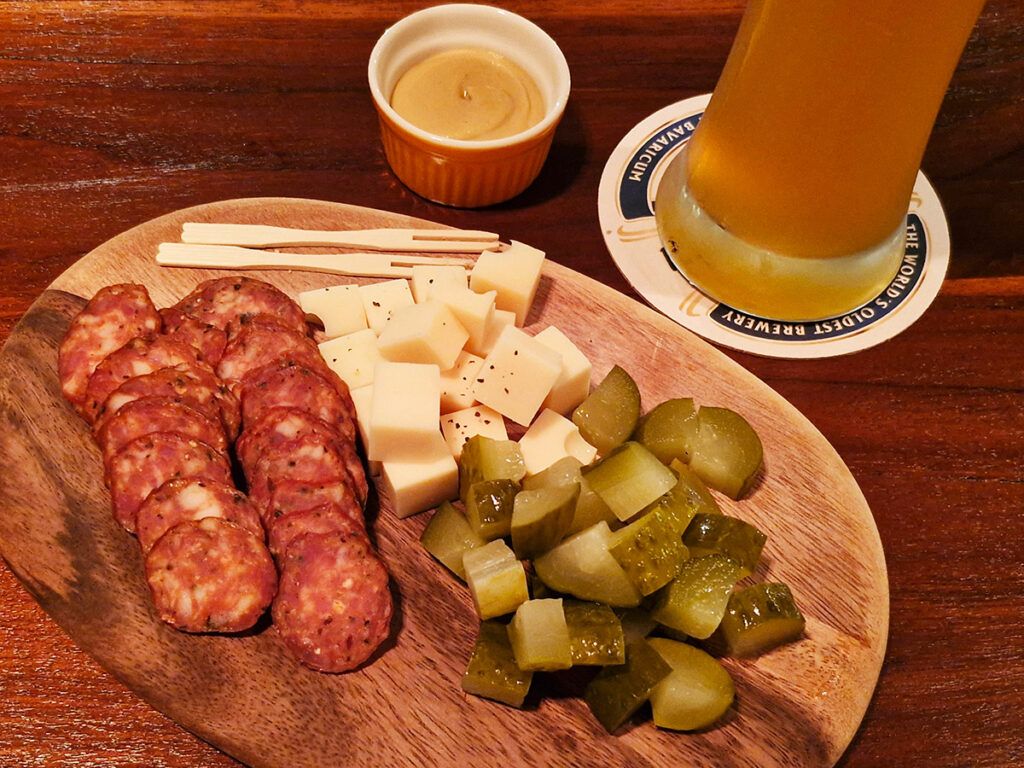 ソーセージや前菜の盛り合わせ。ビールに合うつまみ