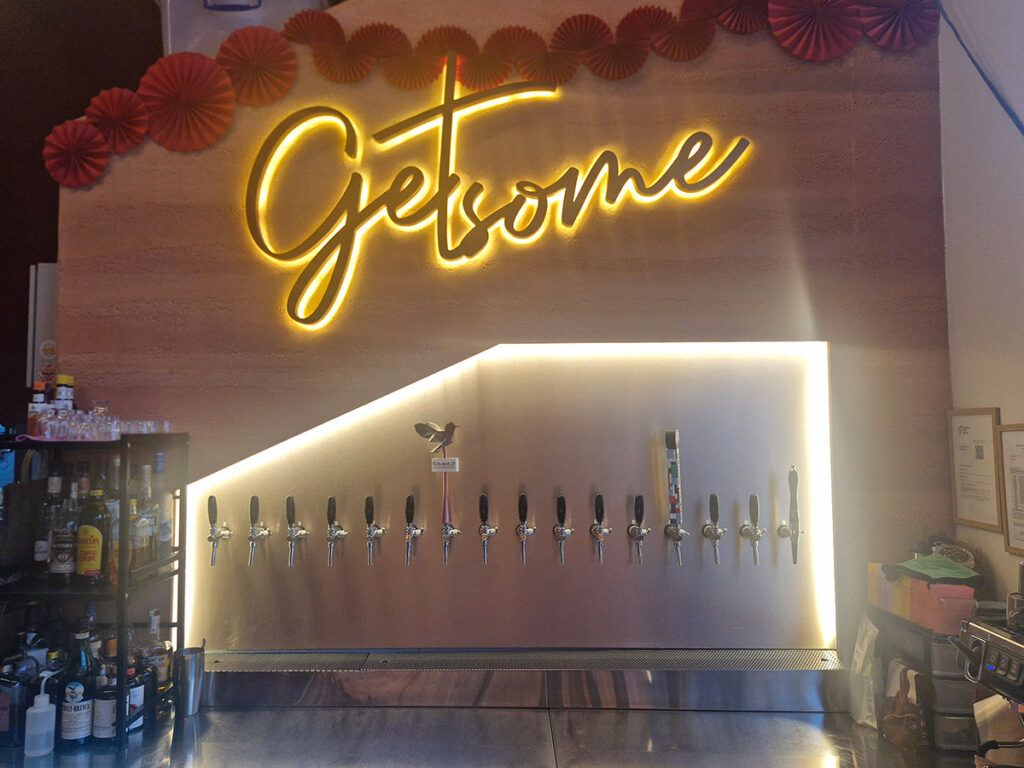 クラフトビールのドラフトタップが並ぶカウンター