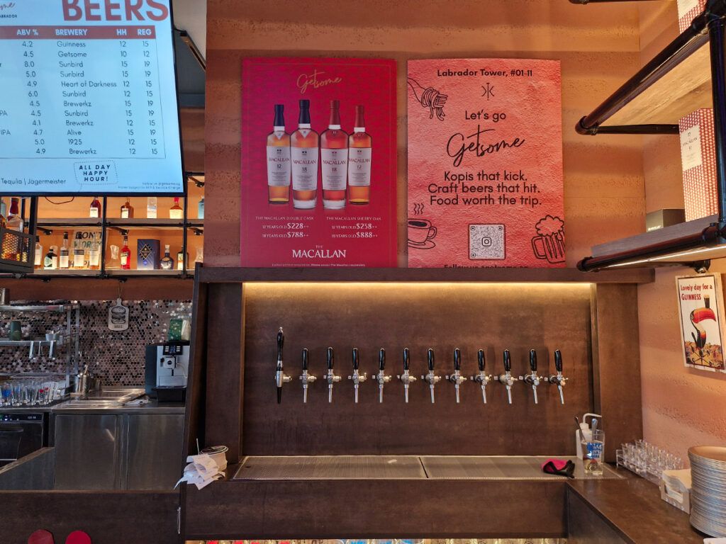 クラフトビールのドラフトタップが並ぶカウンター