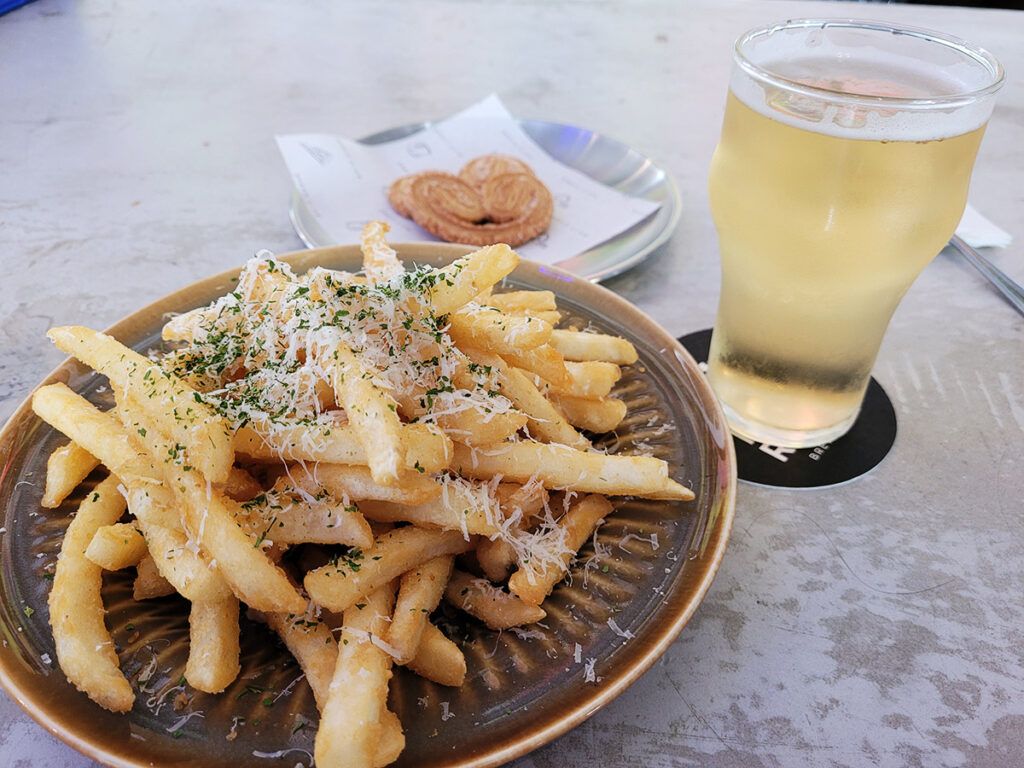 ソーセージや前菜の盛り合わせ。ビールに合うつまみ