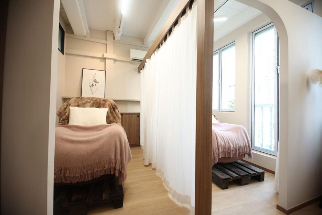 リクライニングチェアとドレッサーを備えた、落ち着いた個室の施術スペース