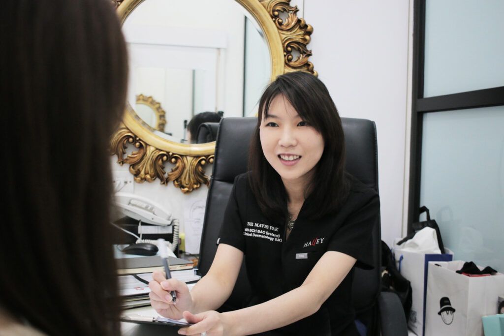 落ち着いた診察室で、女性医師が患者の悩みに寄り添いながら丁寧にカウンセリングを行っている様子。