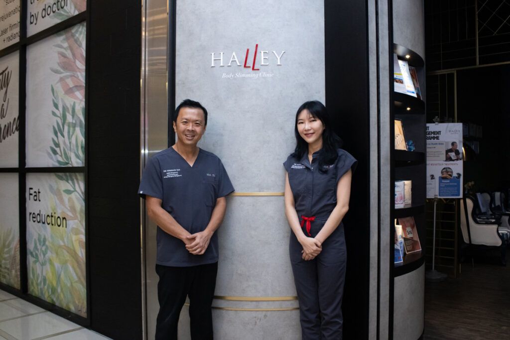 Halley Body Slimming Clinicのエントランス前で、医師が並んで立つ安心感のある外観カット。