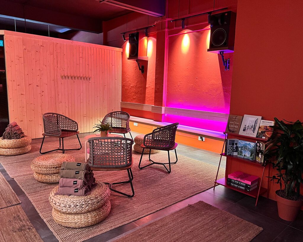 シンガポールのPlungeにあるラウンジスペース。サウナ前後に休憩できる落ち着いた空間