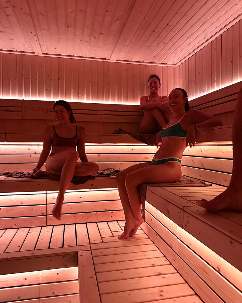 Plungeのサウナ内で会話を楽しみながらリラックスする利用者たちの様子