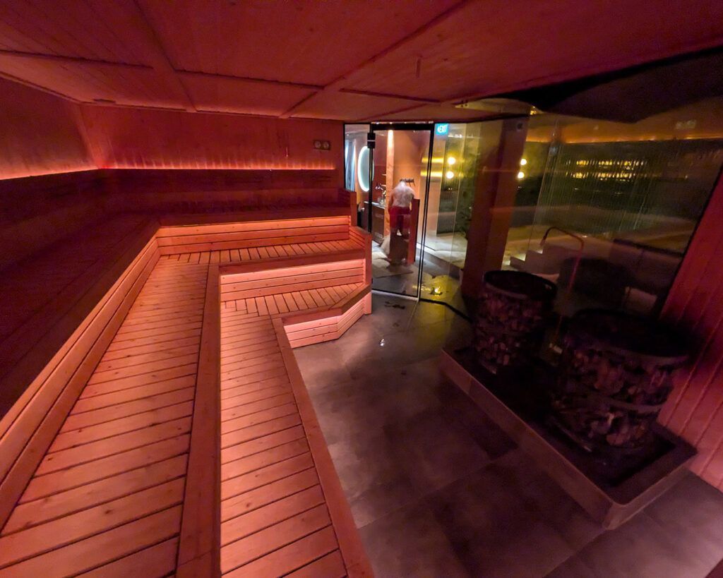 Plungeのサウナ室からコールドプランジエリアを望む館内の様子