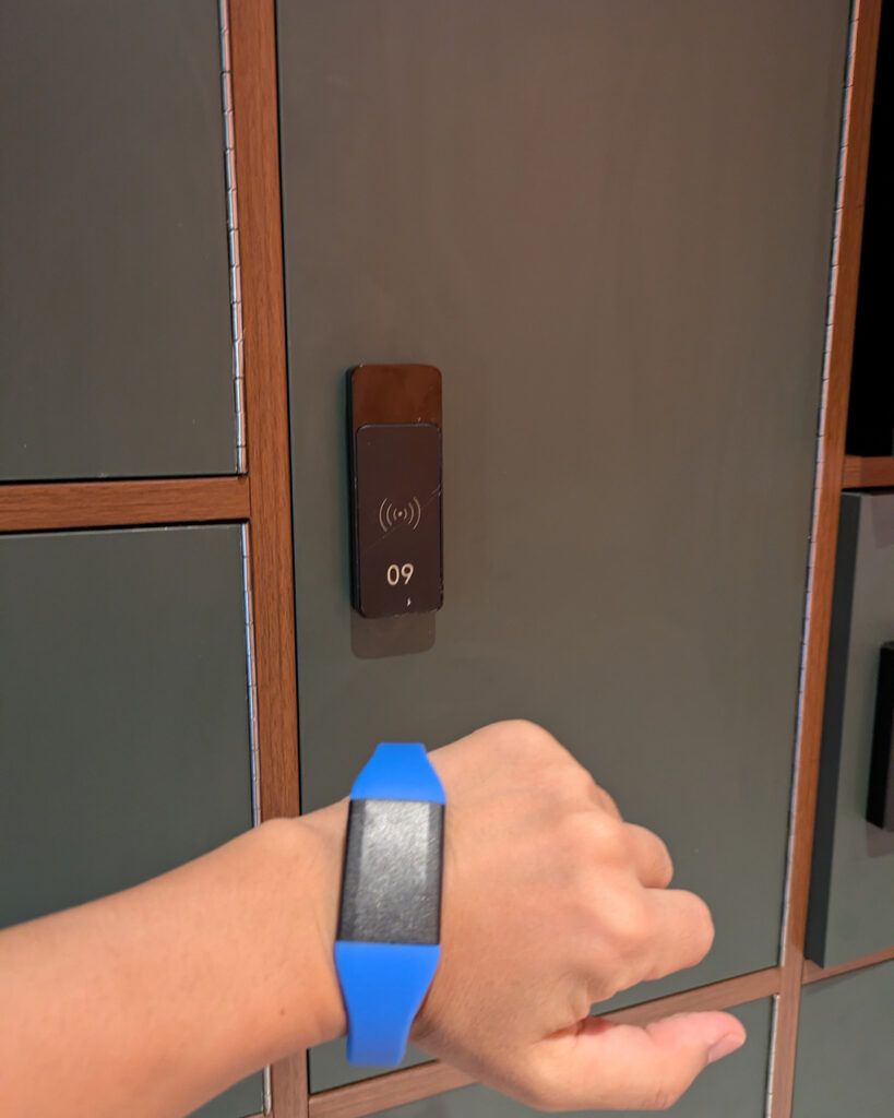 Plungeのロッカー利用時に使用するリストバンドキーとロッカー番号の写真