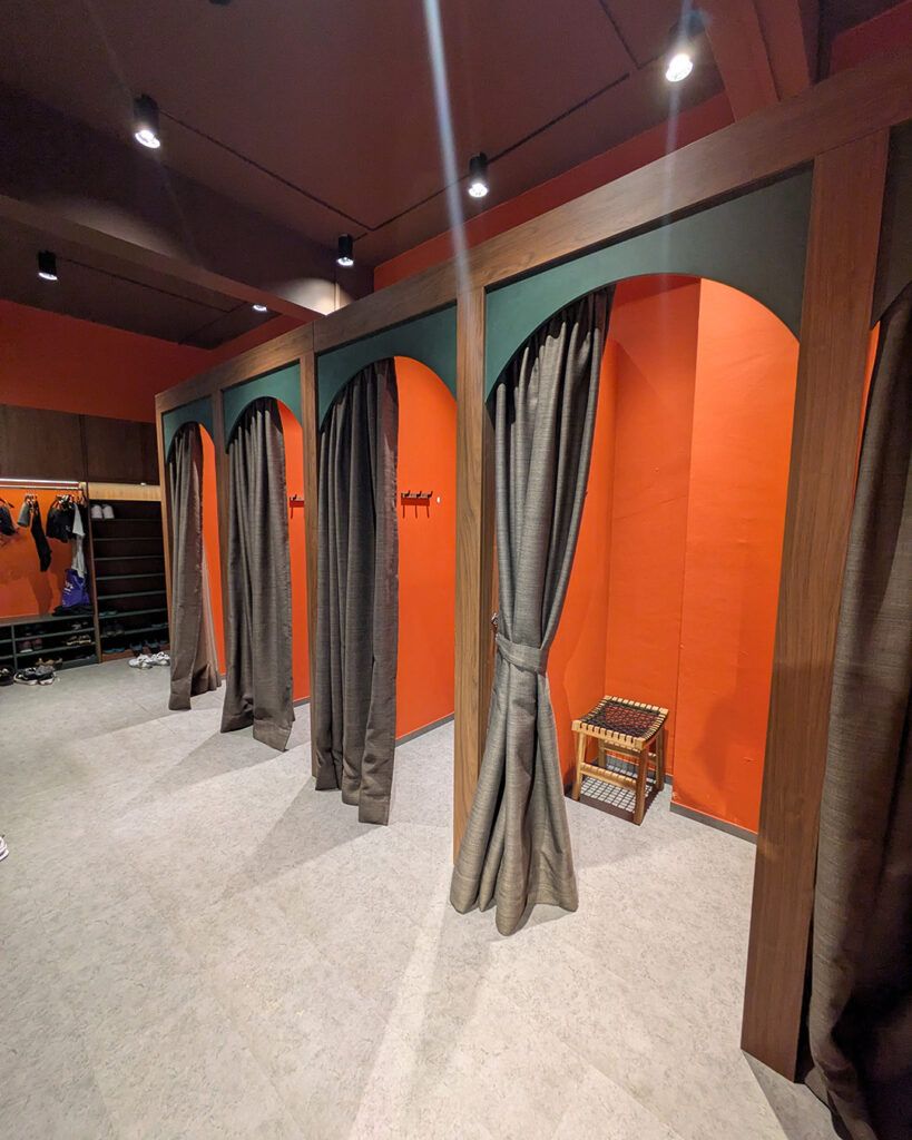 Plungeの更衣スペース。カーテン付きの着替えブースが並ぶ清潔な館内設備